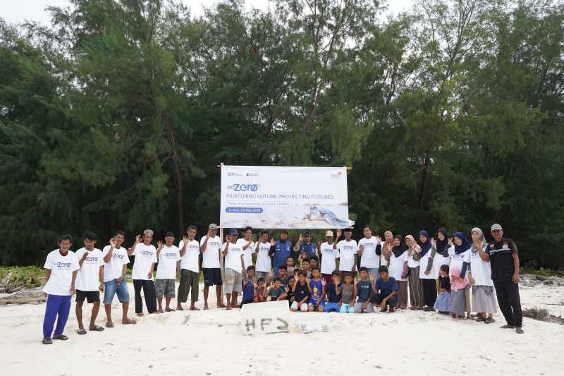 Telkom bersama masyarakat lokal yang didukung BKKPN Kupang saat melaksanakan kegiatan GoZero% Action: Nurturing Nature, Protecting Future di Pulau Kapoposang.